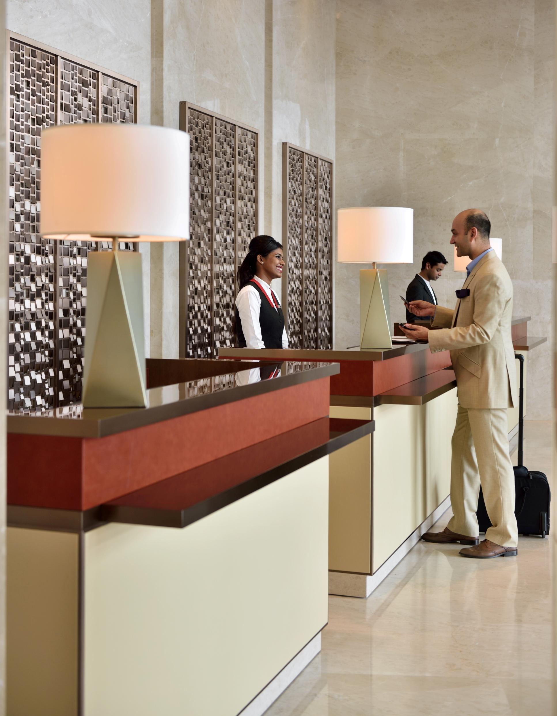 Kochi Marriott Hotel Экстерьер фото A hotel receptionist
