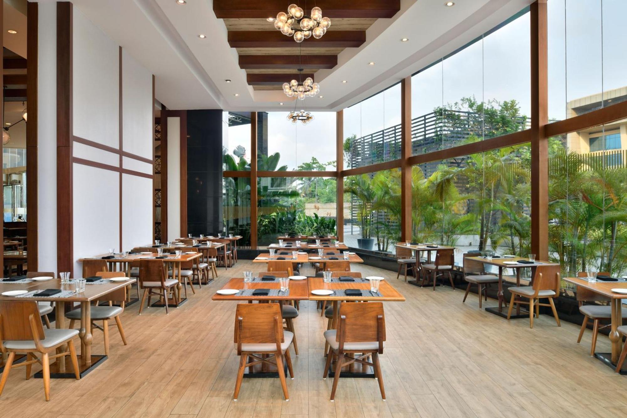 Kochi Marriott Hotel Экстерьер фото The restaurant