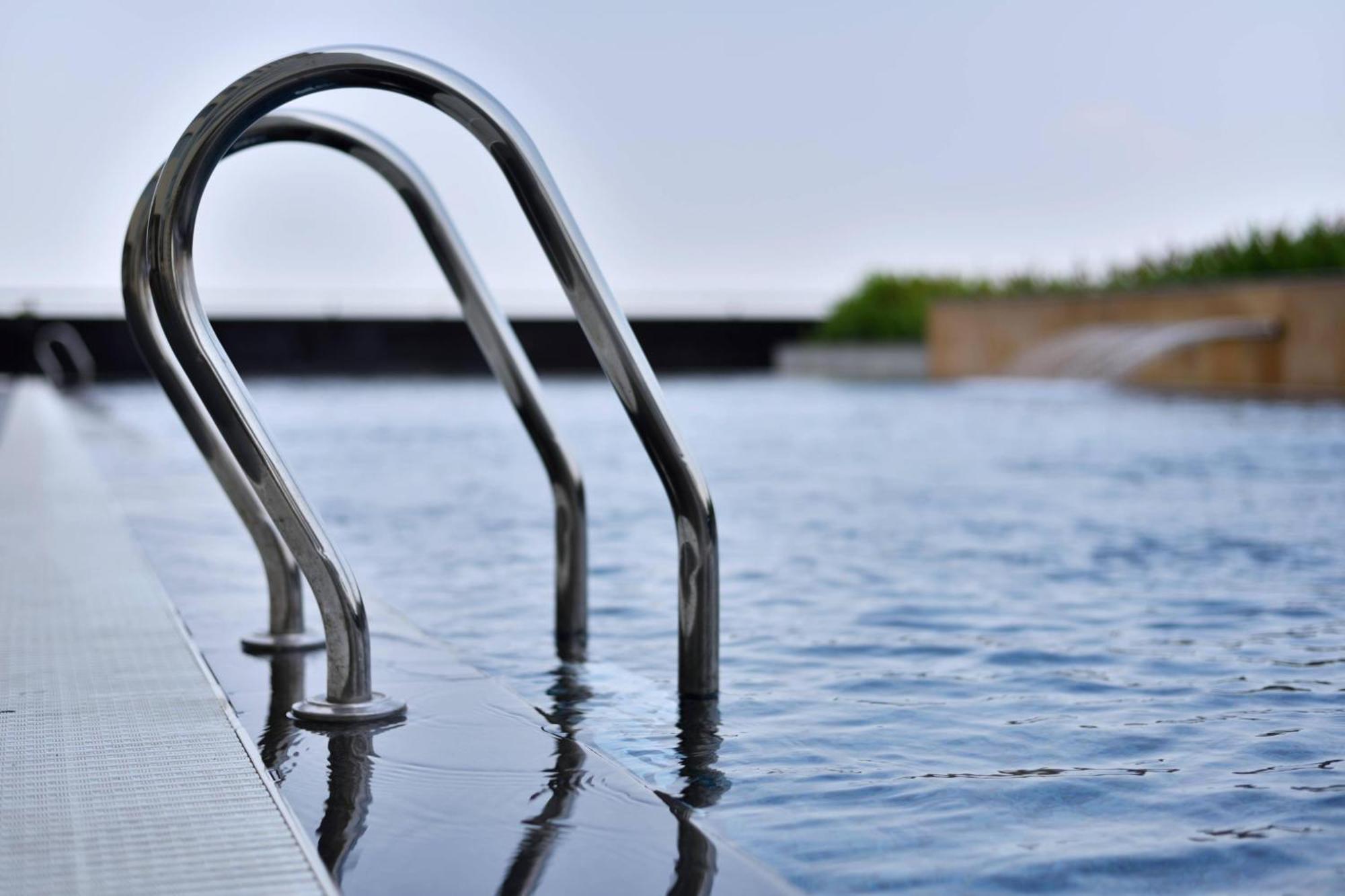 Kochi Marriott Hotel Экстерьер фото Stainless steel pool ladder