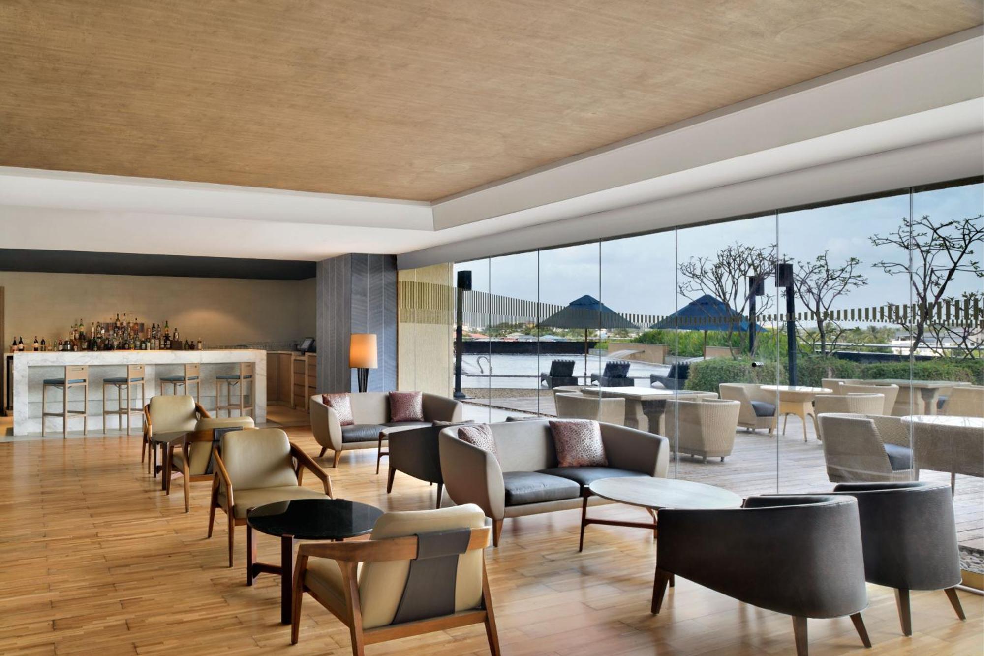 Kochi Marriott Hotel Экстерьер фото The Lounge at the airport