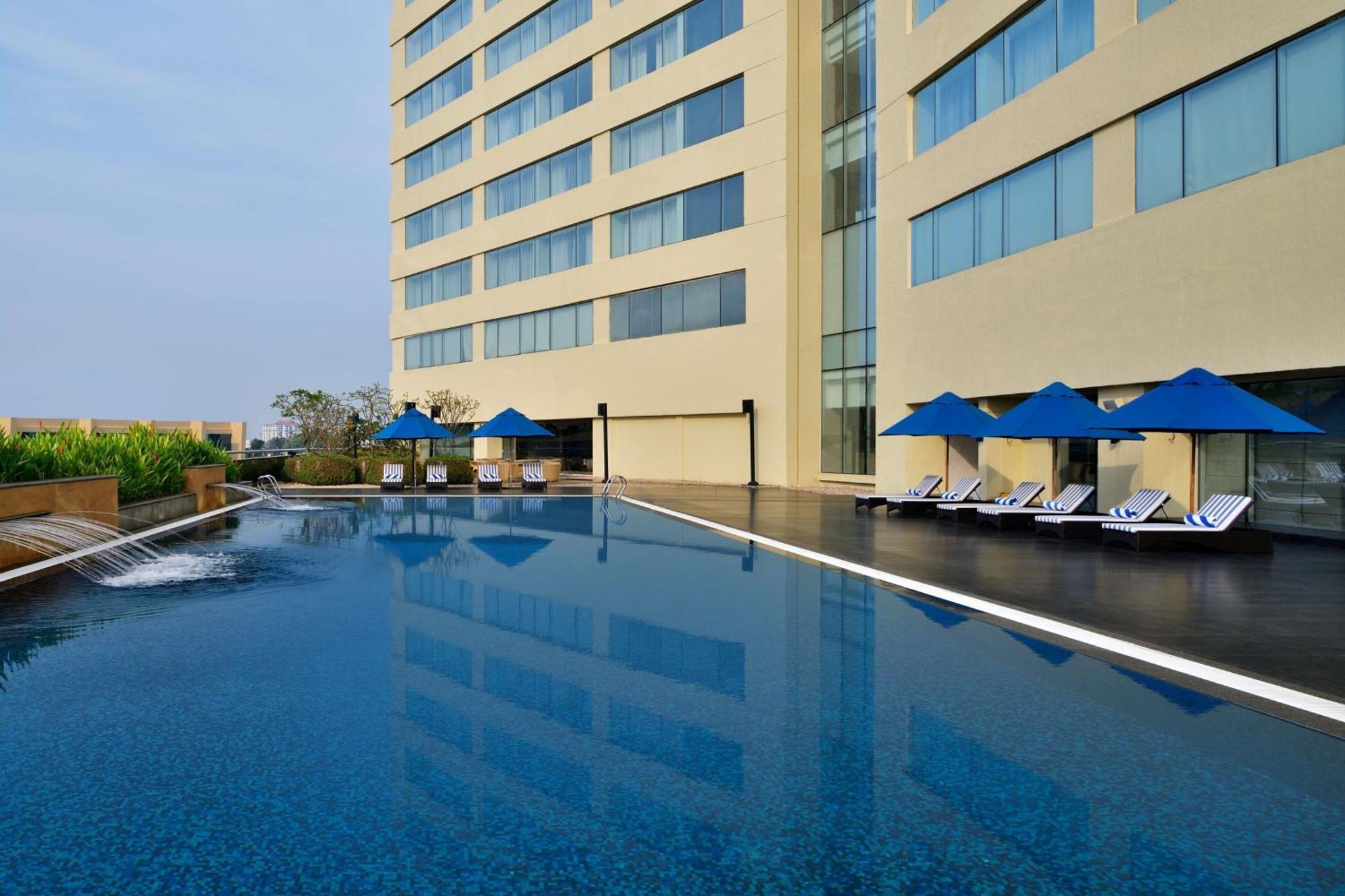 Kochi Marriott Hotel Экстерьер фото The pool at the hotel