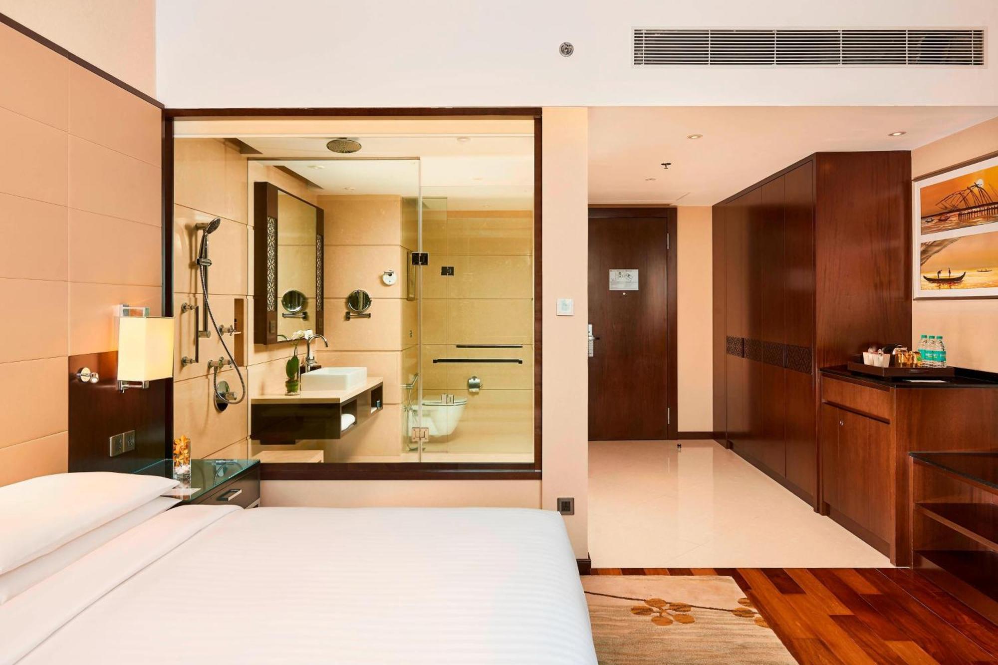 Kochi Marriott Hotel Экстерьер фото A room at the hotel