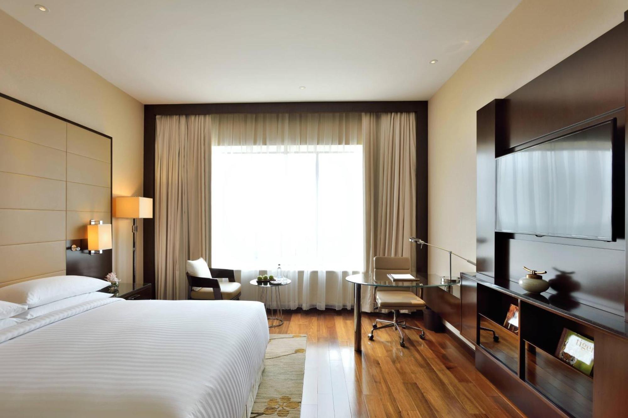 Kochi Marriott Hotel Экстерьер фото A room at the Taj Bengal