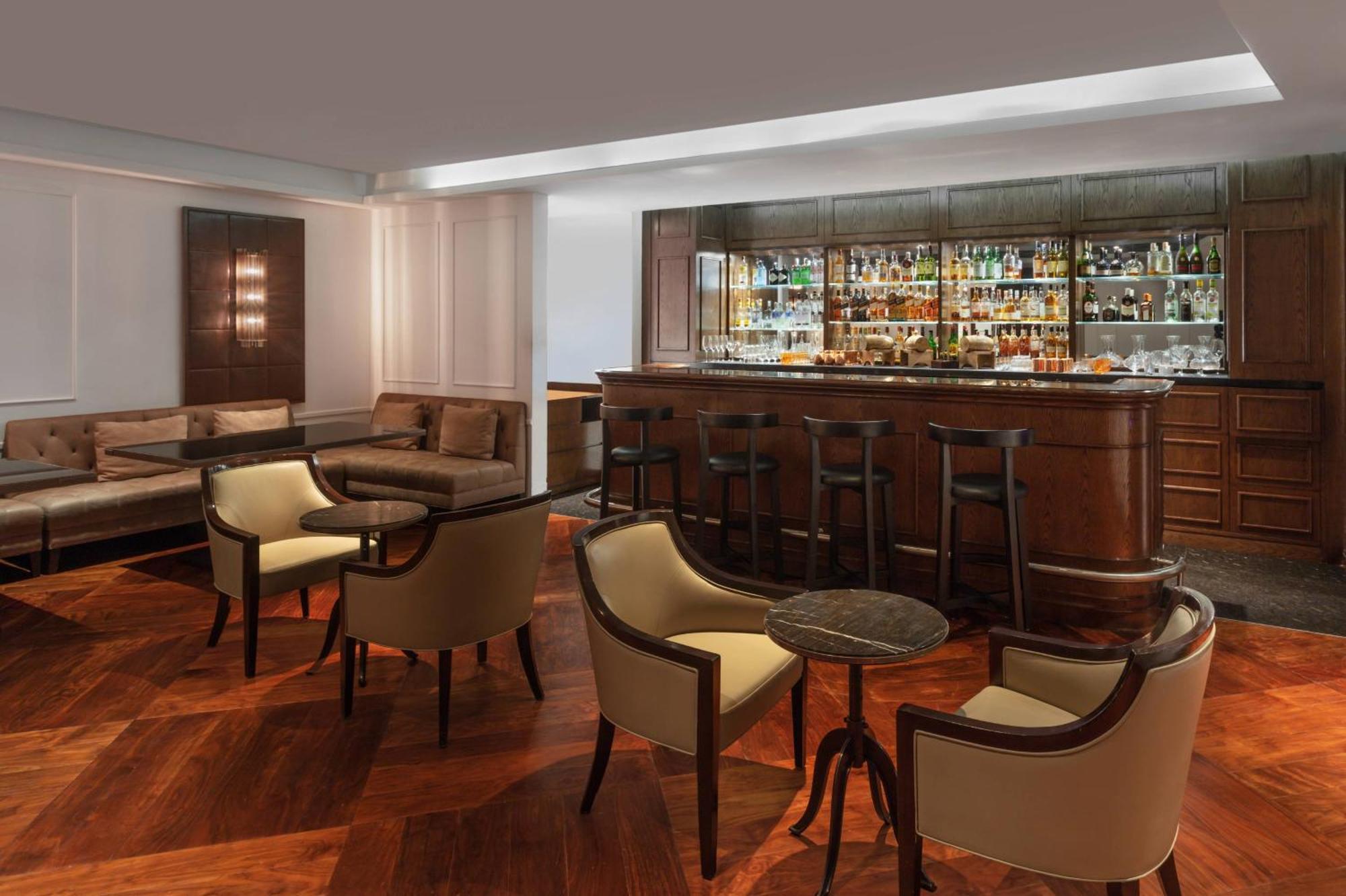 Kochi Marriott Hotel Экстерьер фото The bar at the 360° Lounge