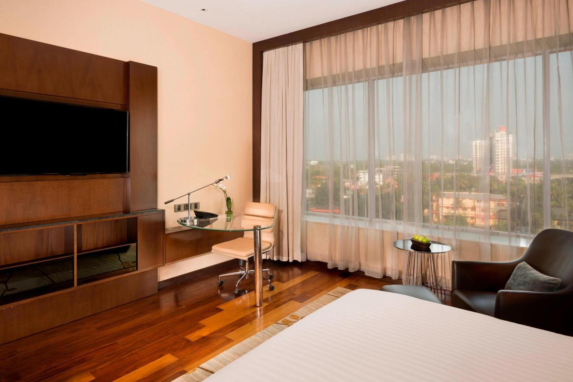 Kochi Marriott Hotel Экстерьер фото A room at the hotel