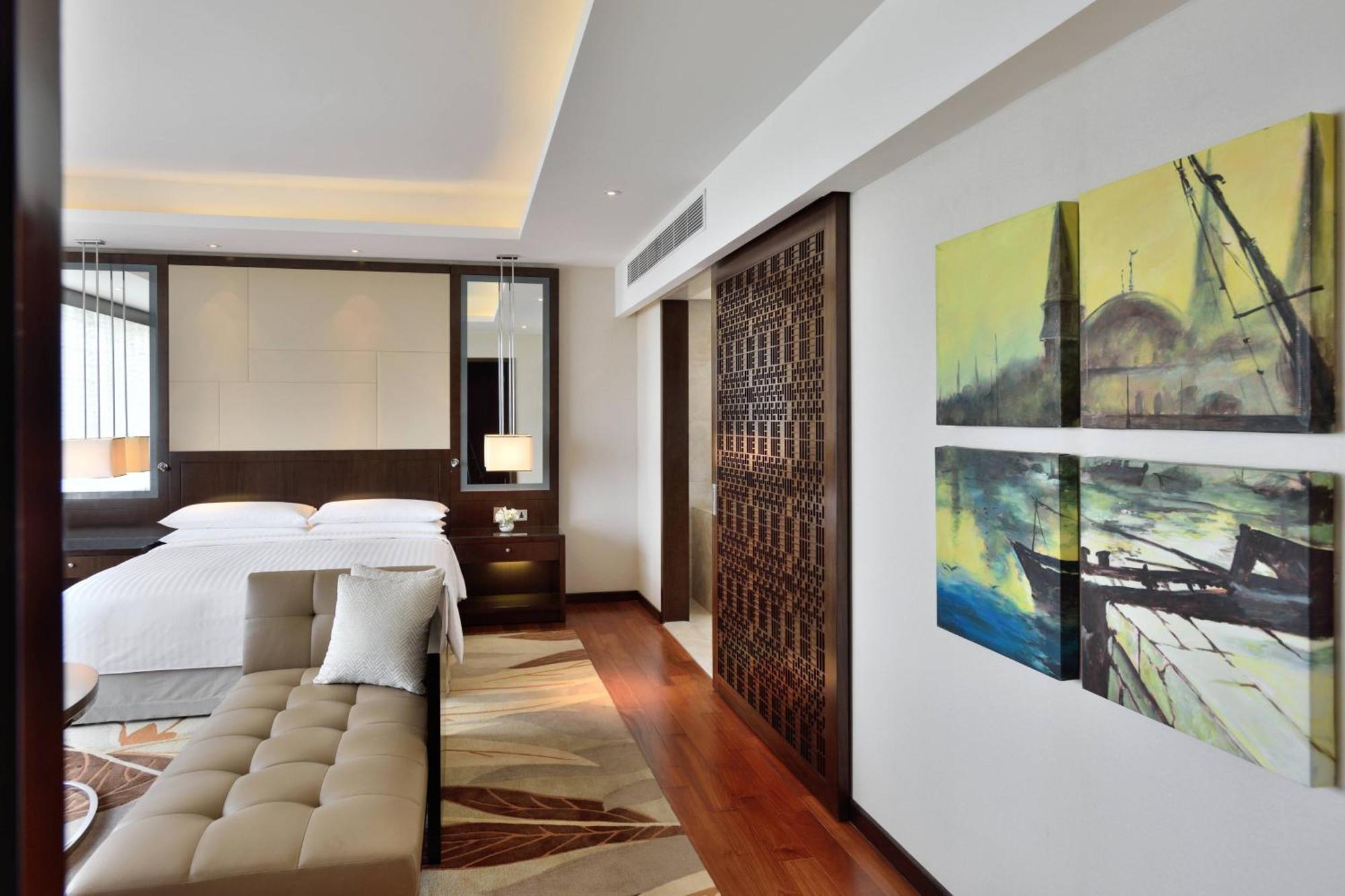 Kochi Marriott Hotel Экстерьер фото A guest room at the hotel