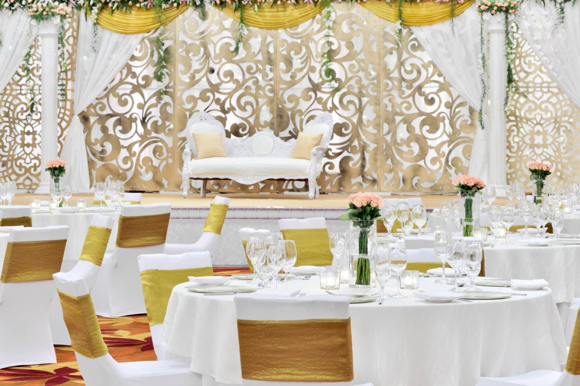 Kochi Marriott Hotel Экстерьер фото A wedding reception