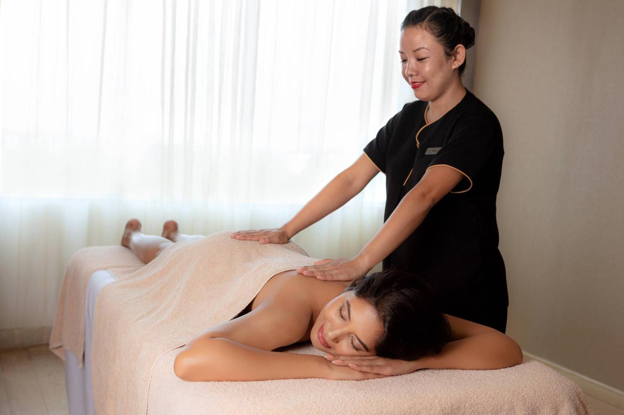 Kochi Marriott Hotel Экстерьер фото Thai massage