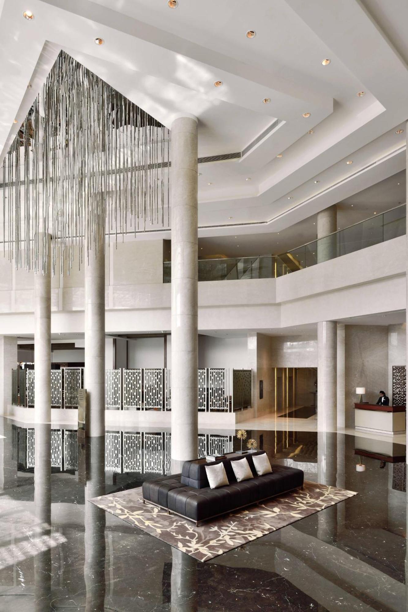 Kochi Marriott Hotel Экстерьер фото The lobby of the hotel